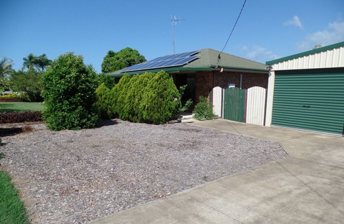 Innes Park House | Holiday Home - easy Walk to Beach, Park, 10 min drive to Bargara, Mon Repos