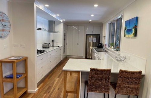 Rye House | Holiday home in Rye with Heated Pool & Spa with generous outdoor area, WiFi