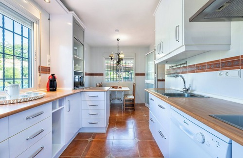 Malaga-Este House | Holiday Home 'New House In Malaga Nature' with Mountain Views, Wi-Fi and Air Conditioning