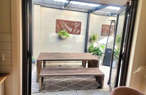 Laverton House | Holiday House in Laverton Modern Comfort ,Walk to Train Station,Car Hire Option