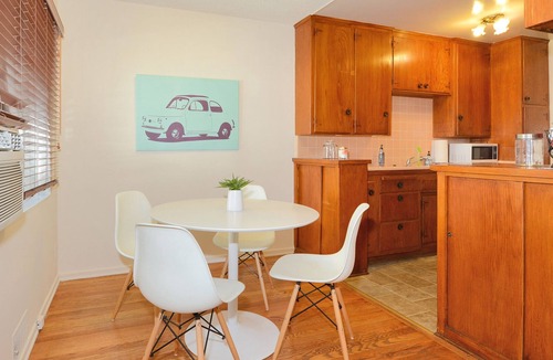 Beachwood Canyon Apartment | Hollywood Hills Beachwood Drive Relaxing Experience + Hollywood Sign Views