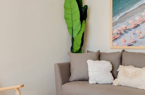 Beachwood Canyon Apartment | Hollywood Hills lifestyle under the Hollywood sign