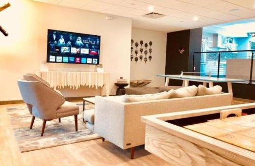 Rampart Village Apartment | Hollywood Studio with Pool, Parking and Gym