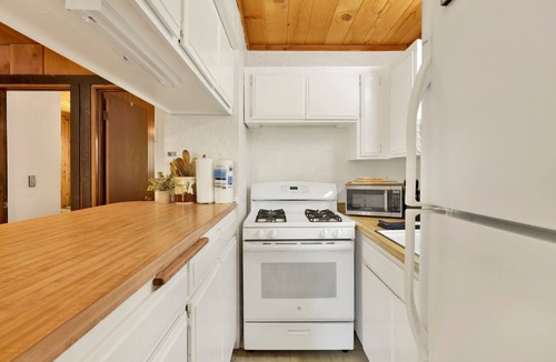 Sugarloaf Cabin | Holmes Away from Home Big Bear- Adorable Sugarloaf Retreat