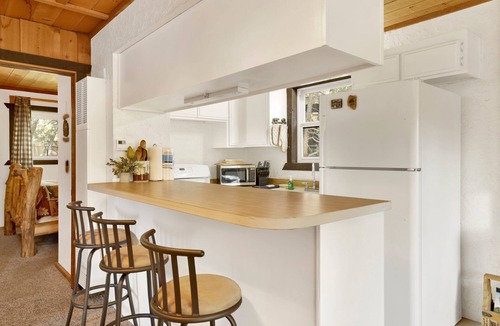 Sugarloaf Cabin | Holmes Away from Home Big Bear- Adorable Sugarloaf Retreat