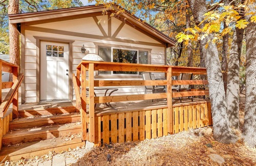 Sugarloaf Cabin | Holmes Away from Home Big Bear- Adorable Sugarloaf Retreat