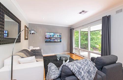 Tea Tree Gully House | Home among the Gum Trees - Free wine - Pool offline July1-Sep 4