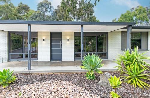 Tea Tree Gully House | Home among the Gum Trees - Free wine - Pool offline July1-Sep 4