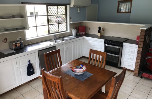 Meadowvale House | Home near Bundaberg! 4 bedrooms 9 beds 11 acres