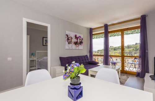 Santa Susanna Apartment | HomeHolidaysRentals Regard