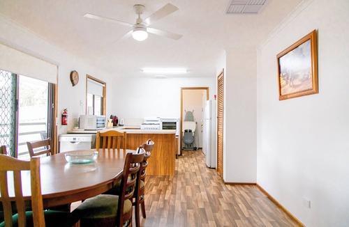 Golden Square House | House 3 BR with parking, Close to hospital 2.2km Red Energy Arena Bendigo 1.6 km