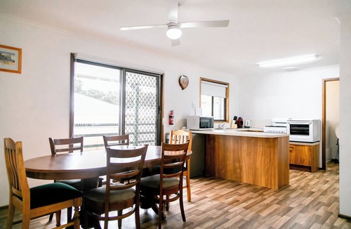 Golden Square House | House 3 BR with parking, Close to hospital 2.2km Red Energy Arena Bendigo 1.6 km