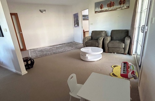 Bruce House | House is near to university, AIS, mountain, lake and CBD. Family - friendly.