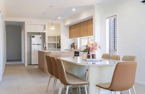 Greenbank House | House Tulipa - Brand New Family Home at Greenbank