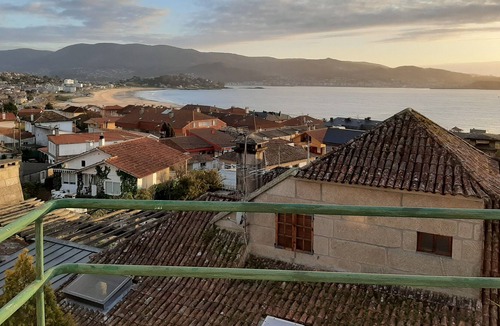 A Porqueira House | House with garden 200 meters from the beach of Panjon in the center of town, with beautiful views of the sea, recently renovated both internally and externally in June.