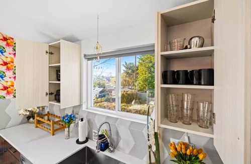 North Hollywood House | Iconic "2 in 1" Haven near Universal Studios: 2 Hot Tubs, Sleeps 21, Parking!