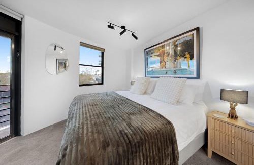 Kings Cross Apartment | Iconic Corner Apartment with King & Queen Beds