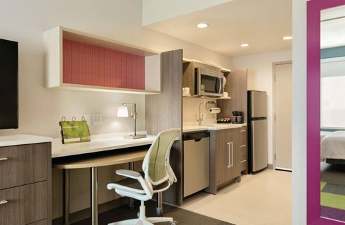 Williamsville Hotel | Ideal Location! 3 Classy Units, Onsite Pool, Free Breakfast, Pets Allowed!