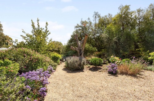 West Bendigo House | Idyllic, peaceful and historical "Coath Cottage" minutes from Bendigo's CBD