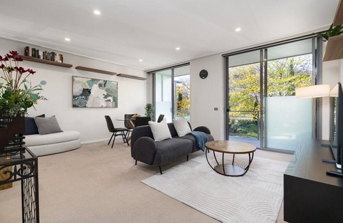 City East Apartment | Inner City Escape with Pool and Gym by Glebe Park