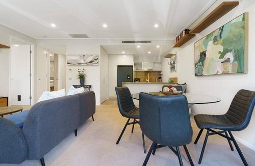 City East Apartment | Inner City Escape with Pool and Gym by Glebe Park