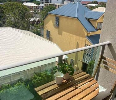 Spring Hill Apartment | Inner City Gem next to St Andrews Hospital & Park