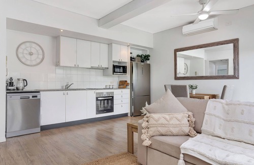 Spring Hill Apartment | Inner City Gem. Right next to the St Andrews Hospital and Roma Street Parklands.