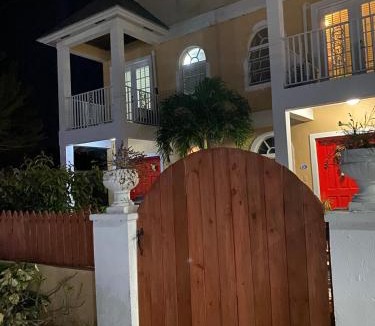 Gambier Apartment | Island Vibes Point of View- Near Beach & Airport