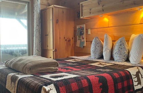 Fancy Gap House | It's Five O'Clock Here - Cozy Waterfront Cabin with a HOT TUB on the Blue Ridge Parkway! Pet Friendly