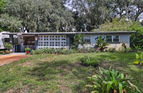 North Beach House | Jacksonville Getaway with Yard about 2 Mi to Beach!