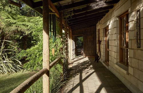 Mount Dandenong House | Jacuzzi Lodge@FernglenForestRetreat