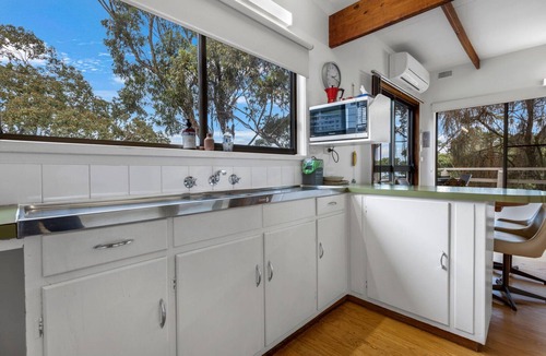 Nungurner House | Jetty View - Rosella Cabin: Feel a sense of nature in this rural environment
