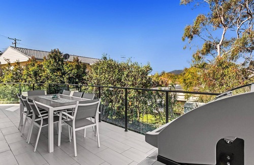 Nelson Bay House | Karinya at Little Beach - Upstairs Half House - Walk to Little Beach