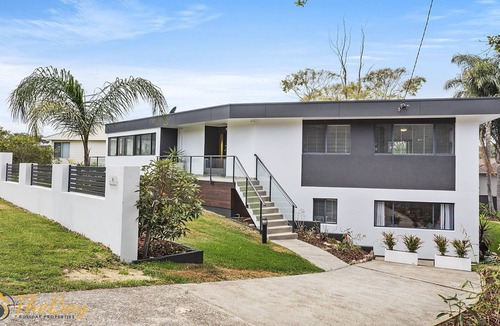 Nelson Bay House | Karinya at Little Beach - Upstairs Half House - Walk to Little Beach