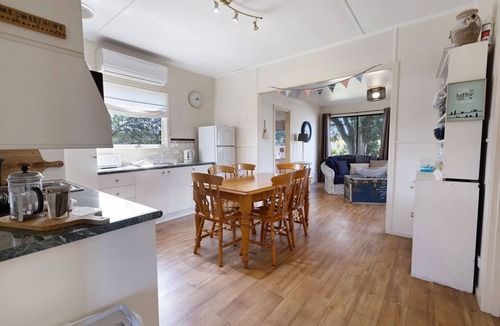 Paynesville House | Katisha Cottage: Lovely home with cosy country-style furnishings & fireplace
