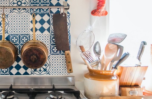 Flinders House | Kia-Ora Cottage - Shaded Garden with space for the Kids to Play