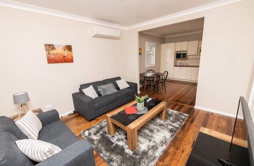 Orange East House | Kinross on Cox Cosy Retreat Opposite KWS
