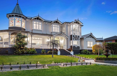 Frankston South House | Kirinaran Manor Pool & Bar Room