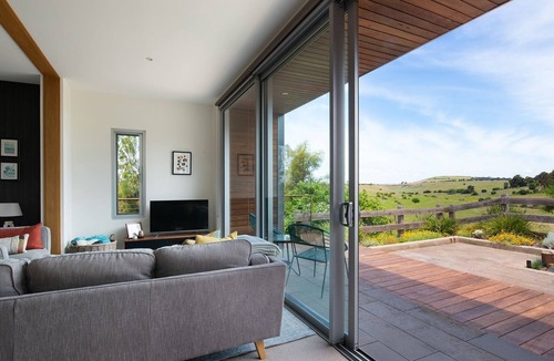 Clunes House | Kirkwood - Pet Friendly - Mid Century - Walking distance to Clunes!