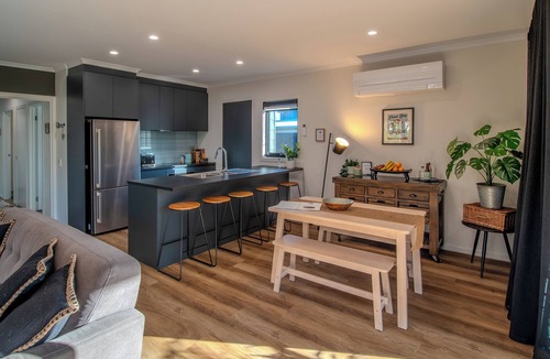 Venus Bay House | Koala Retreat - 3 bed brand new home near the Beach~Woodburner~Linen~Fast WiFi