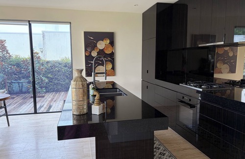 Benowa House | L&L Golfside Retreat