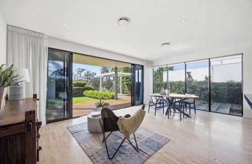Benowa House | L&L Golfside Retreat