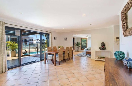 Broadbeach Waters House | La Vida Coastal Luxury with Pool Broadbeach