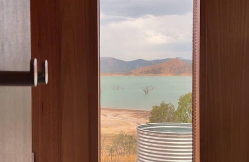 Bonnie Doon Cabin | Lake Eildon Retreat, with Lake views, plunge pool and outdoor cinema