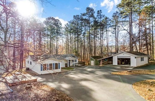Wise House | Lakefront Charming 3-Bedroom home at Lake Gaston