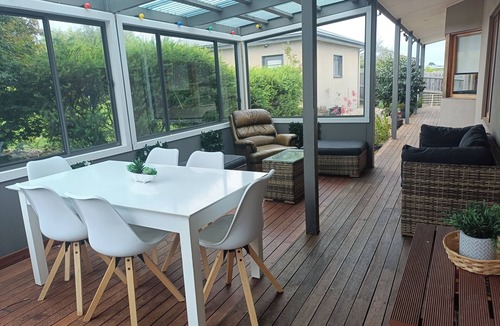 Lakes Entrance House | Lakes Guest House: Unit with private entrance sleeps 8