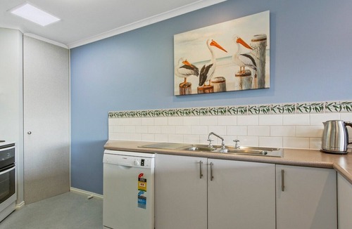 Lakes Entrance Apartment | Lakes In Town | Central Getaway