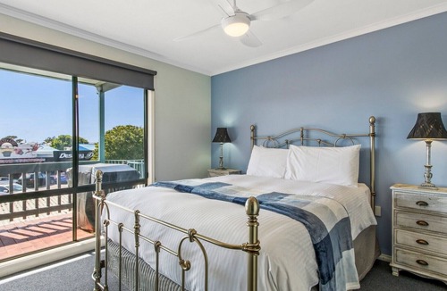Lakes Entrance Apartment | Lakes In Town | Central Getaway