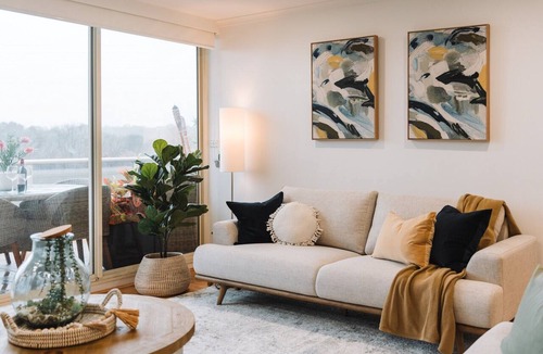 Belconnen Apartment | Lakeside 3-Bed Apartment with Jacuzzi