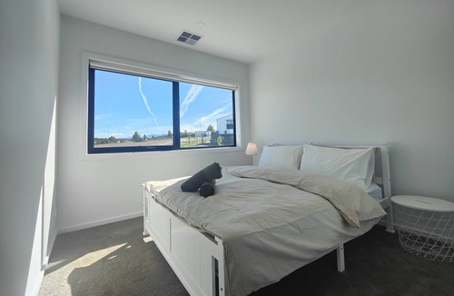 Coombs House | Lakeside brand new settled townhouse，near shops